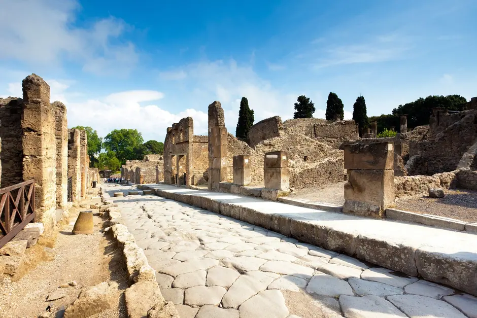 Archaeological Museum of Naples and Pompeii with an archaeologist-1